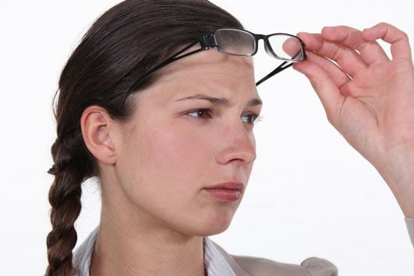 How does CRPS affect the eyes