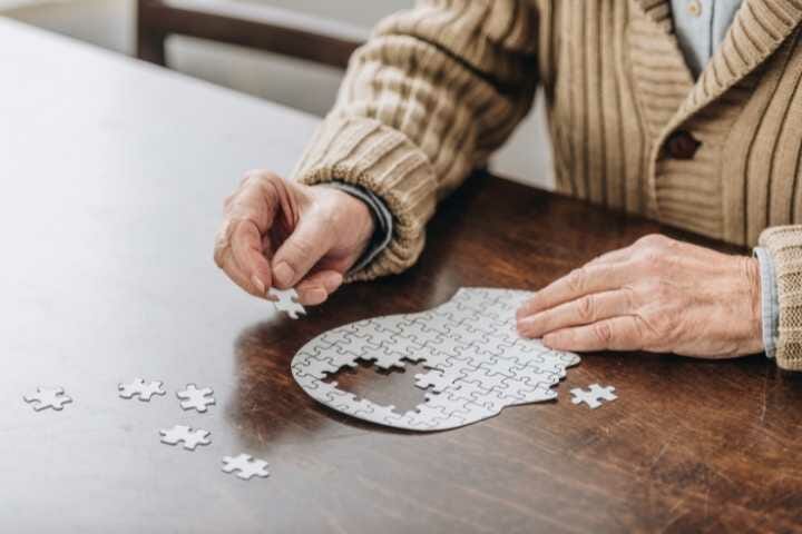 Dementia - The Complete Guide for Seniors and Caregivers