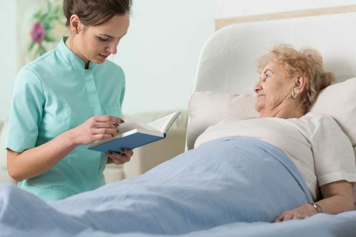 How to care for a bedridden elderly person