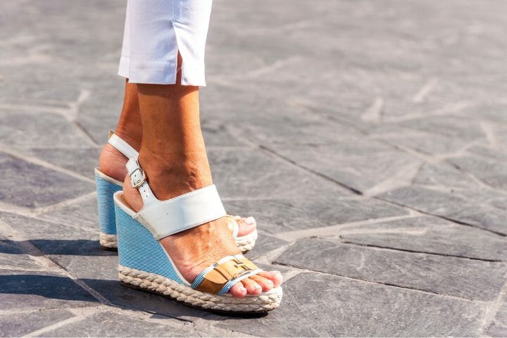 The 5 Best Best Sandals For Wide Feet (With Reviews and Buyer’s Guide) 